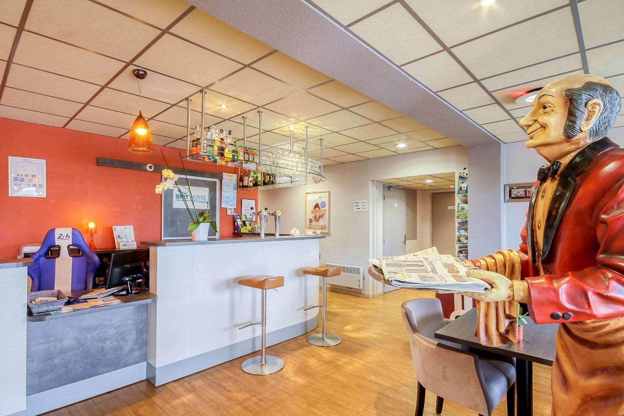 Brit Hotel Les Evens Saint-Saturnin  Kültér fotó