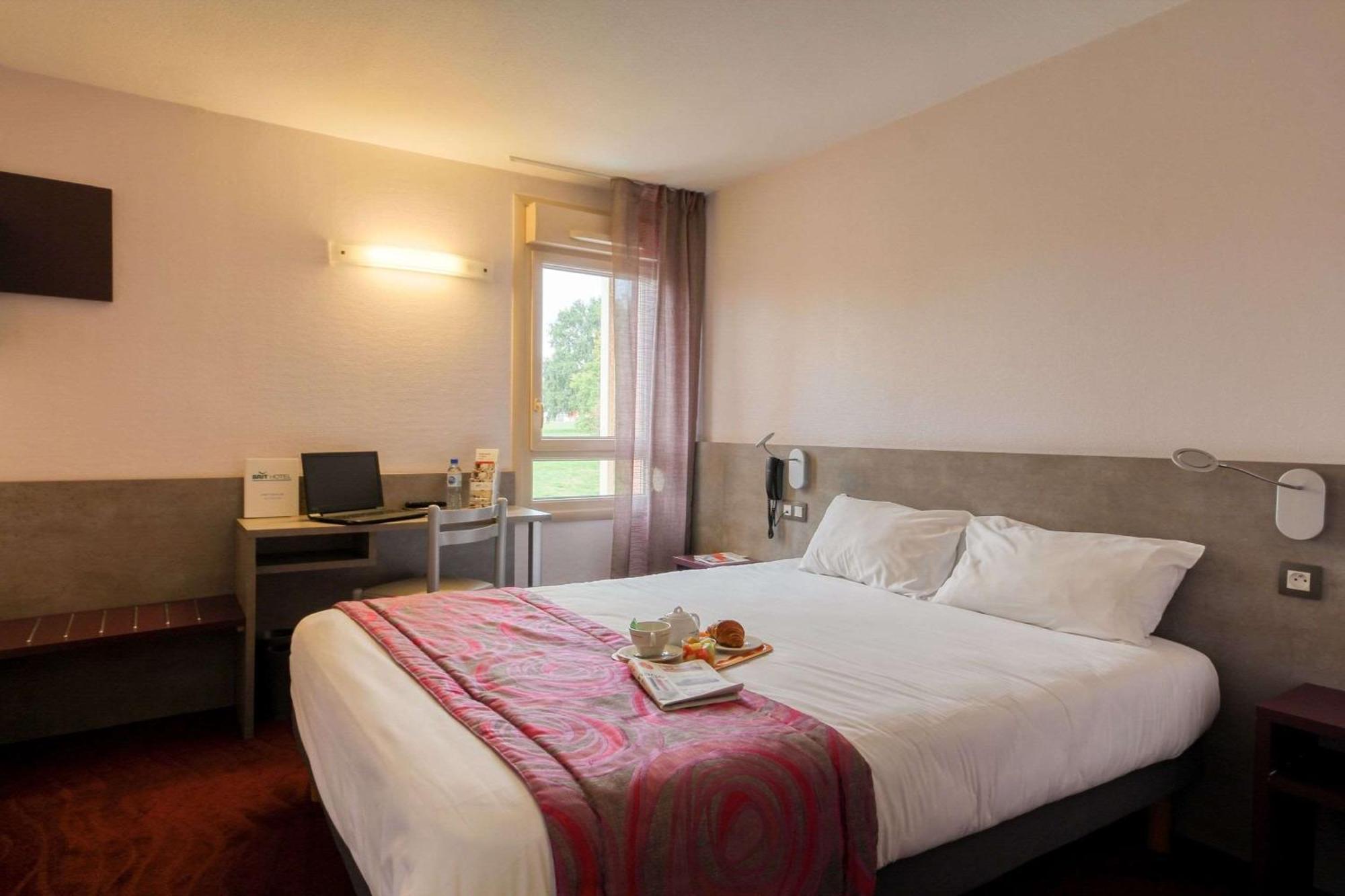 Brit Hotel Les Evens Saint-Saturnin  Kültér fotó