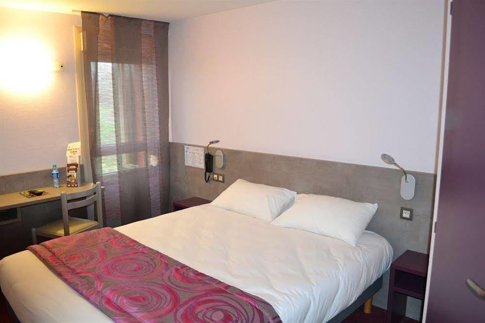 Brit Hotel Les Evens Saint-Saturnin  Kültér fotó